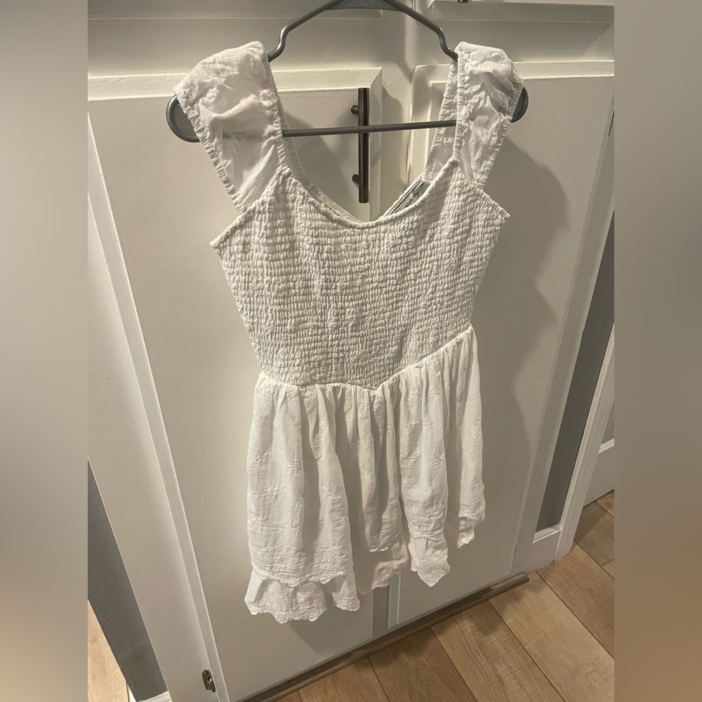 American Eagle White Sleeveless Ruffle/Smocked Dress, Size M